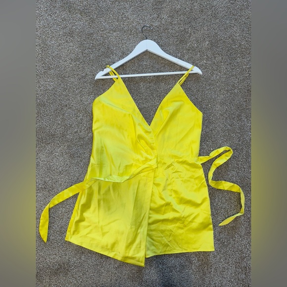 Wrapped yellow romper - Picture 4 of 4